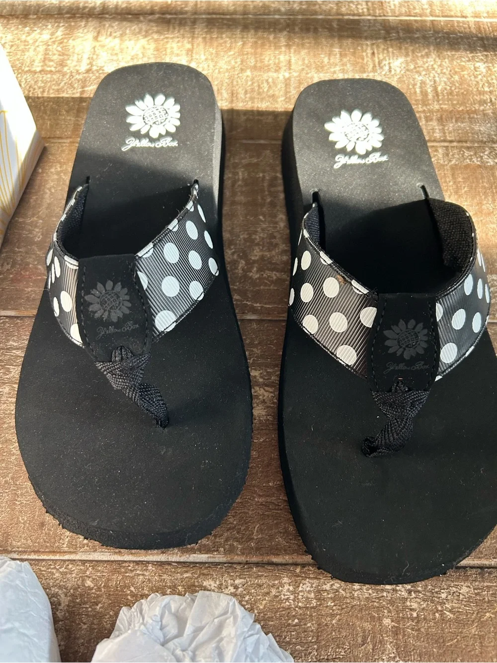 Yellow Box Black Sandals with  White Polka Dots. Flip Flops New 8.5 - Picture 2 of 5